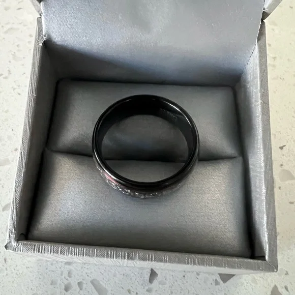 Men’s size 12 black/red tungsten ring - Picture 3 of 3